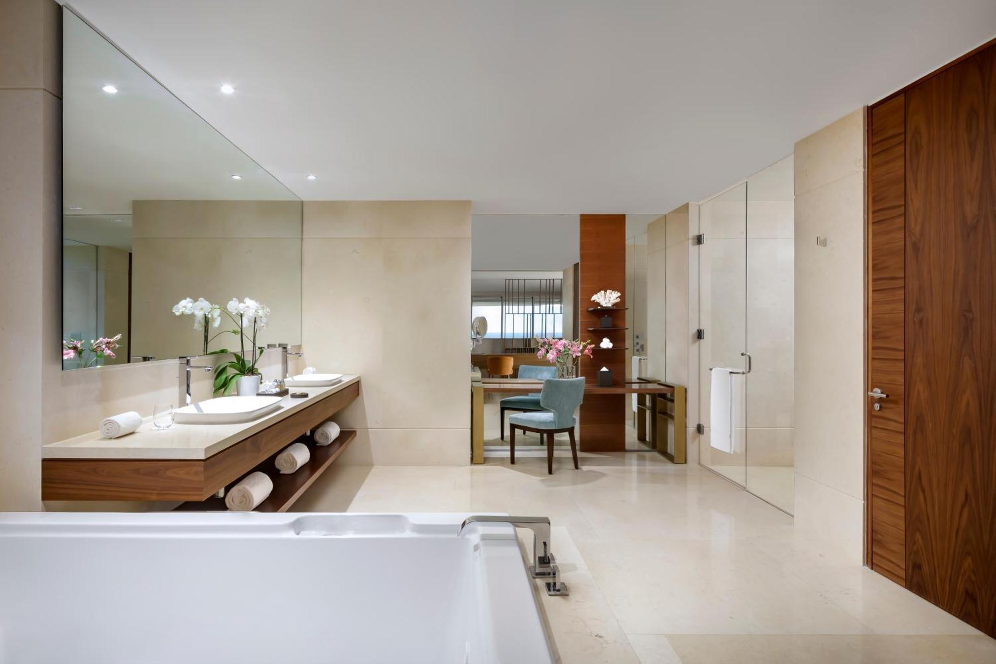 Grand Class Corner Suite